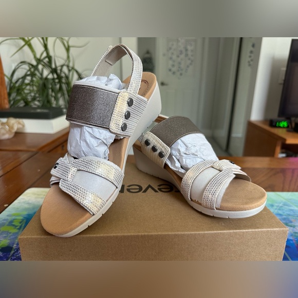NEW - Revere Tahiti Backstrap Wedge Sandal White & Gold Metallic Shoes - Size 7M - Picture 2 of 6